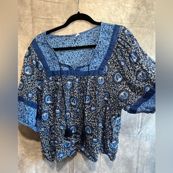 Old Navy Tops - Old navy floral blouse